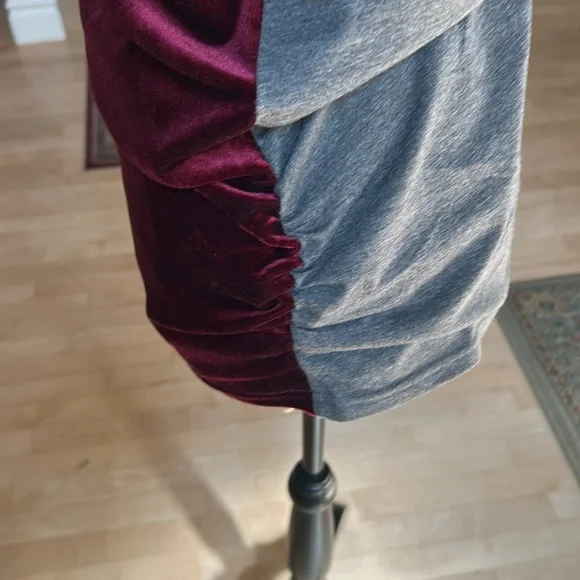 Sundance Red Valor Top, Size Medium. Elastic at sleeve and side hip. - Picture 4 of 7